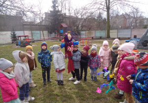 Przedszkolaki z Marzanną w ogrodzie żegnały zimę